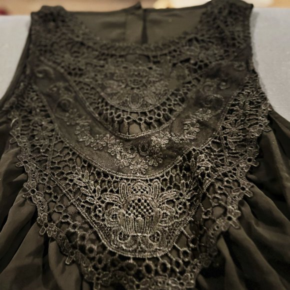 EMBROIDER LACE RUFFLE SHELL - Picture 3 of 5